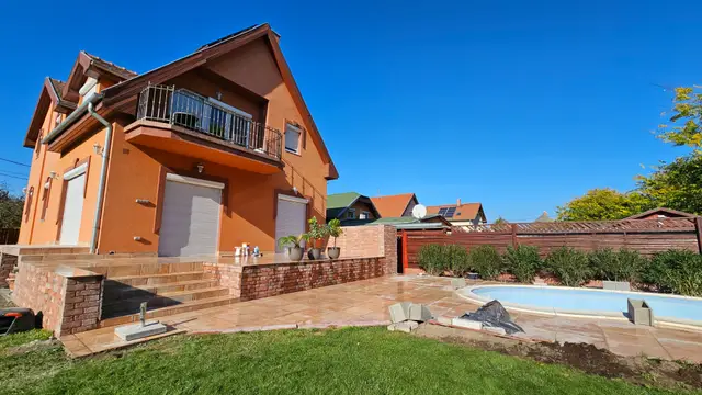 Elkészült, terrakotta színű teraszburkolat családi ház mellett